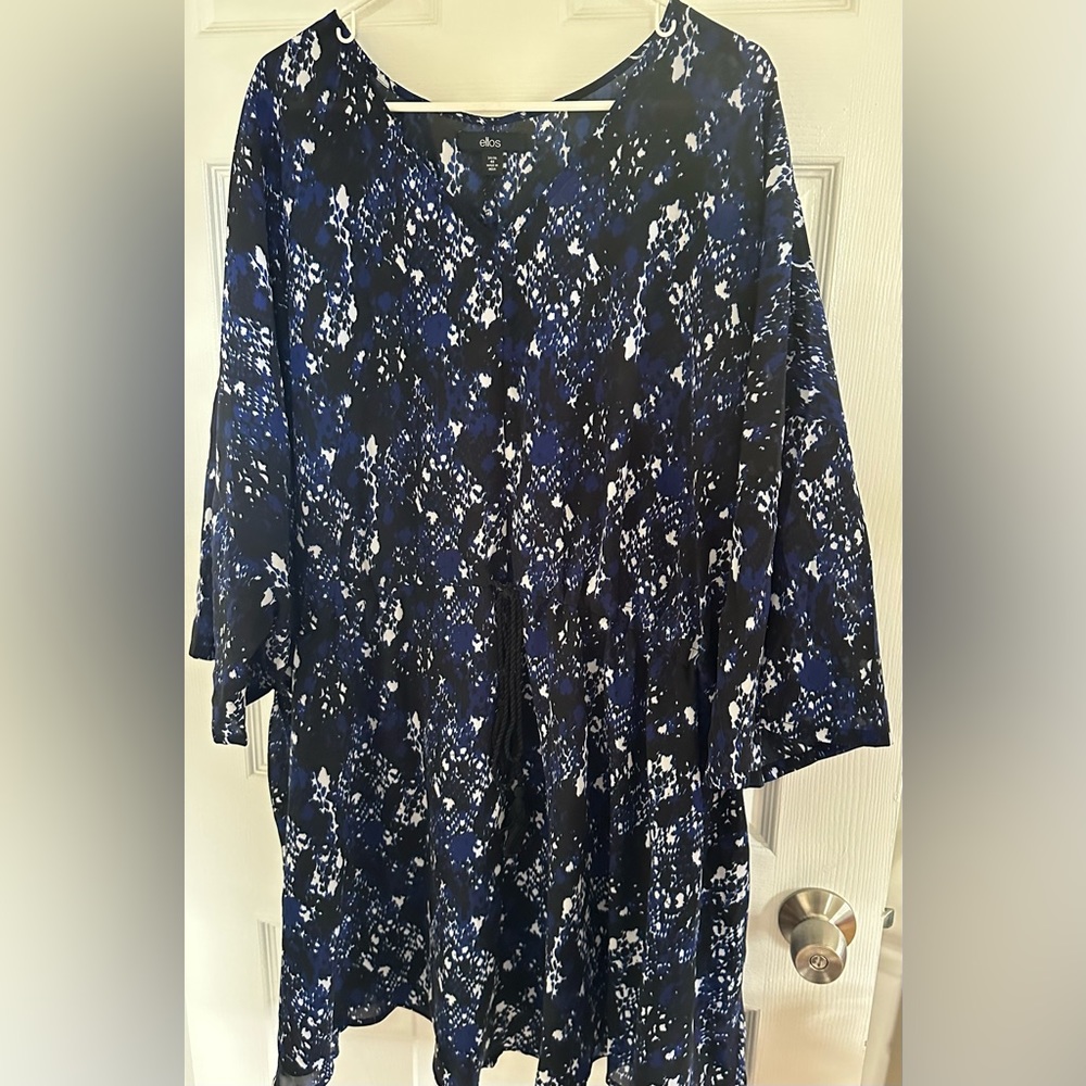 Dressier blouse with waist tie feature - Size 4X (34/36)